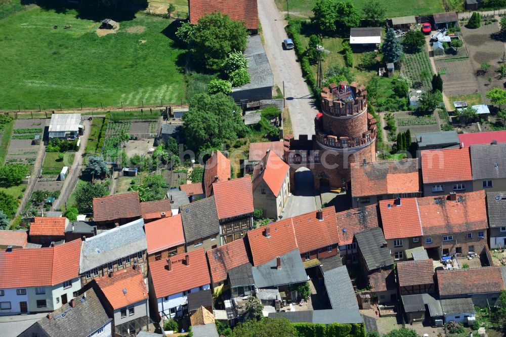 Aerial image Hansestadt Werben (Elbe) - Elb gate and watchtower in the Northeast of the Hanseatic town Werben (Elbe) in the state of Saxony-Anhalt. The small town with its historic town centre and buildings and is located in the North of the county district of Stendal and is one of the smallest towns of Germany. Its North includes the gate - a reminder of the old town wall - and next to it the former watchtower with battlements