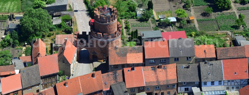 Aerial photograph Hansestadt Werben (Elbe) - Elb gate and watchtower in the Northeast of the Hanseatic town Werben (Elbe) in the state of Saxony-Anhalt. The small town with its historic town centre and buildings and is located in the North of the county district of Stendal and is one of the smallest towns of Germany. Its North includes the gate - a reminder of the old town wall - and next to it the former watchtower with battlements