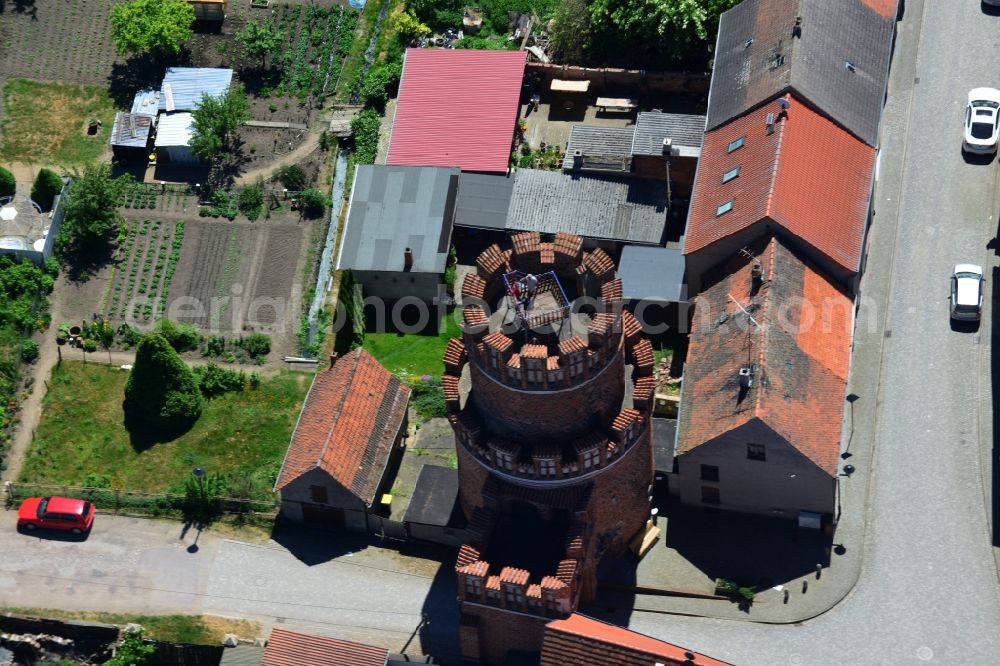 Aerial image Hansestadt Werben (Elbe) - Elb gate and watchtower in the Northeast of the Hanseatic town Werben (Elbe) in the state of Saxony-Anhalt. The small town with its historic town centre and buildings and is located in the North of the county district of Stendal and is one of the smallest towns of Germany. Its North includes the gate - a reminder of the old town wall - and next to it the former watchtower with battlements