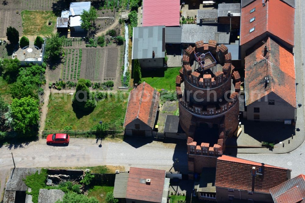 Hansestadt Werben (Elbe) from above - Elb gate and watchtower in the Northeast of the Hanseatic town Werben (Elbe) in the state of Saxony-Anhalt. The small town with its historic town centre and buildings and is located in the North of the county district of Stendal and is one of the smallest towns of Germany. Its North includes the gate - a reminder of the old town wall - and next to it the former watchtower with battlements