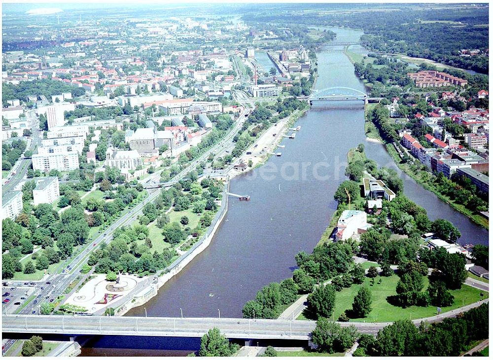 Magdeburg from the bird's eye view: 30.07.2004, Elbufer im Stadtzentrum von Magdeburg