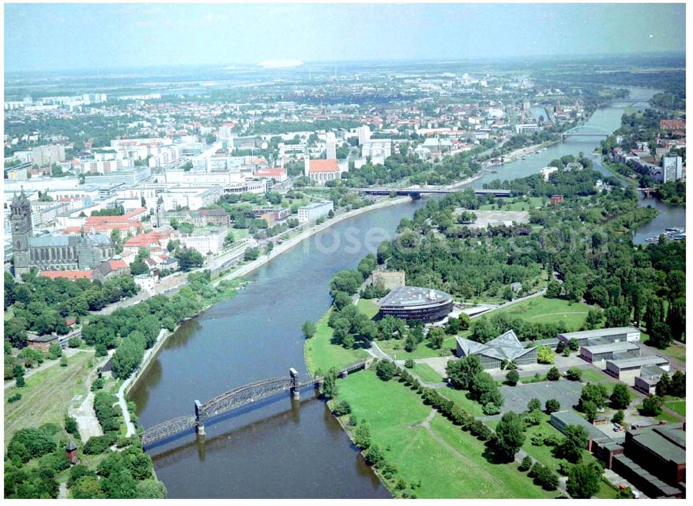 Hohenwarthe from the bird's eye view: 30.07.2004, Elbufer im Stadtzentrum von Magdeburg