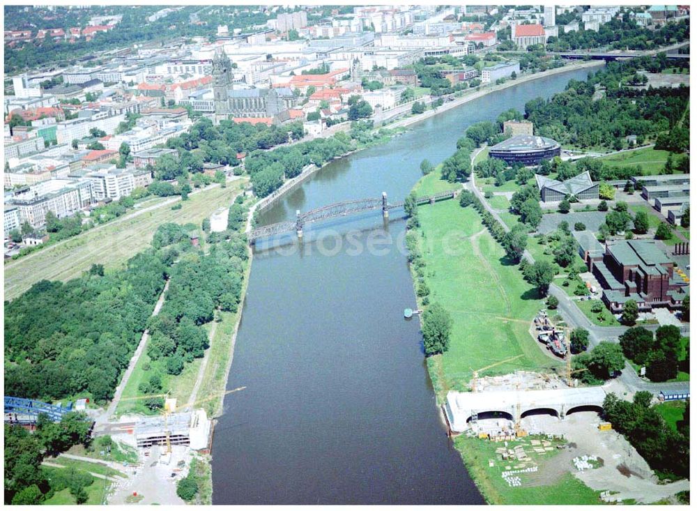 Magdeburg from above - 30.07.2004, Elbufer im Stadtzentrum von Magdeburg