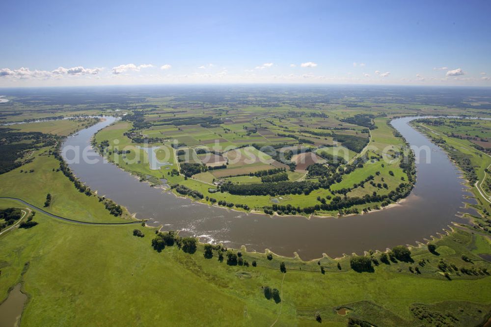 Wehningen from the bird's eye view: Blick über den Flussbogen / Flussverlauf der Elbe bei Wehingen auf Wiesen und Felder.