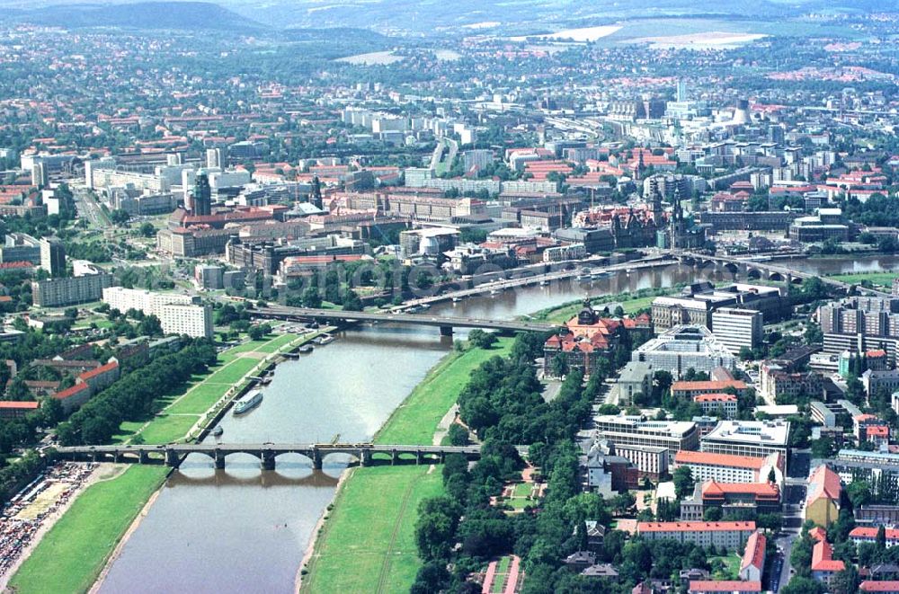 Dresden from the bird's eye view: Elbverlauf an der Dresdner Altstadt