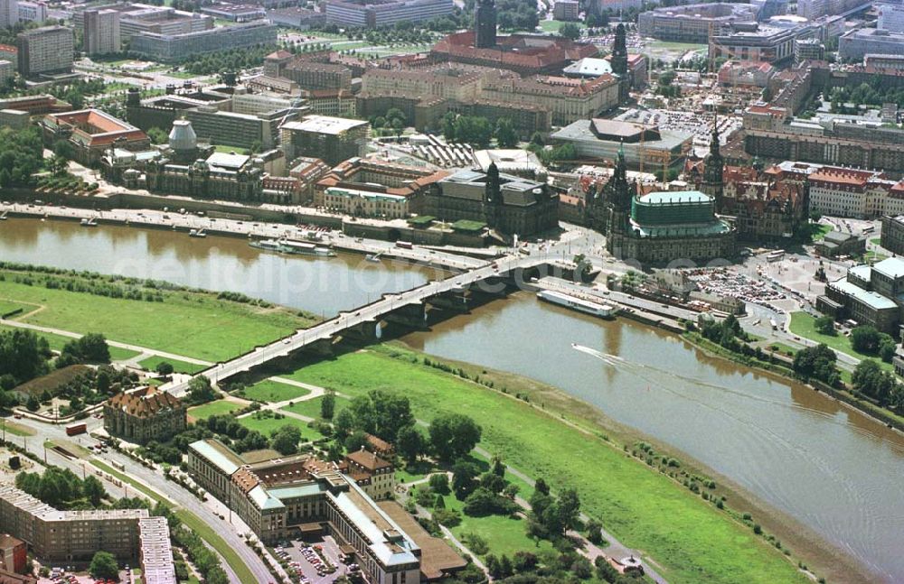 Aerial image Dresden - Elbverlauf an der Dresdner Altstadt.