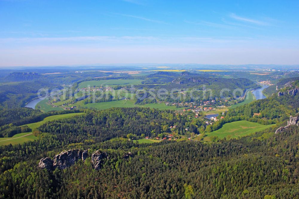 Aerial image Porschdorf - Flußverlauf der Elbe im Elbsandsteingebirge im Nationalpark Sächsische Schweiz bei Porschdorf. Course of the Elbe river in the Elbe Sandstone Mountains in the Saxon Switzerland National Park at Porschdorf.