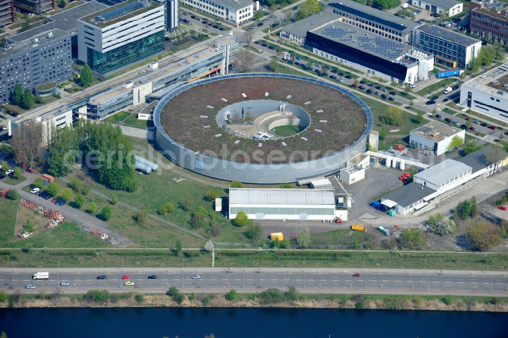 Aerial photograph Berlin Adlershof - Blick auf das Gelände des Elektronen- Speicherring BESSY der einzigen deutschen Synchrotronstrahlungsquelle der dritten Generation in Berlin-Adlershof. Die Berliner Elektronenspeicherring-Gesellschaft für Synchrotronstrahlung (BESSY) stellt diese Synchrotronstrahlung für die internationale Forschung und Industrie bereit. View onto the electron storage ring BESSY in Berlin - Adlershof.