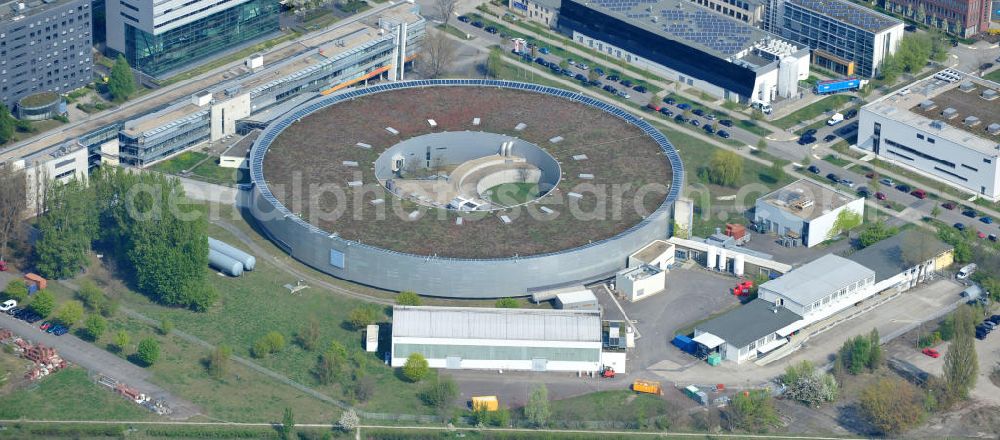 Berlin Adlershof from above - Blick auf das Gelände des Elektronen- Speicherring BESSY der einzigen deutschen Synchrotronstrahlungsquelle der dritten Generation in Berlin-Adlershof. Die Berliner Elektronenspeicherring-Gesellschaft für Synchrotronstrahlung (BESSY) stellt diese Synchrotronstrahlung für die internationale Forschung und Industrie bereit. View onto the electron storage ring BESSY in Berlin - Adlershof.