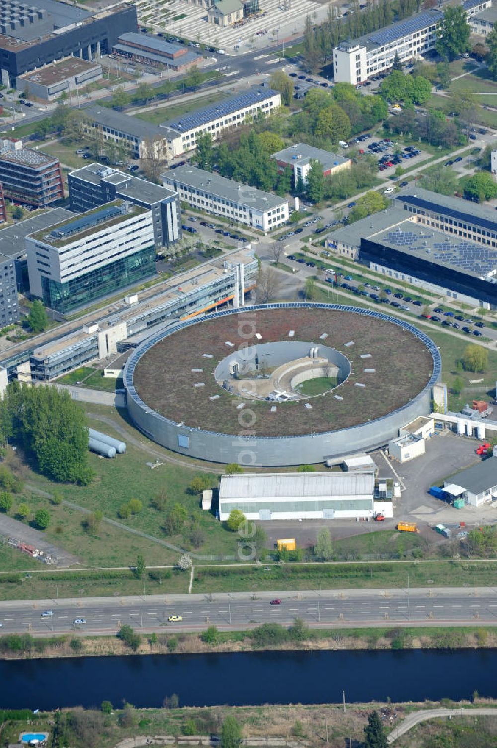 Berlin Adlershof from the bird's eye view: Blick auf das Gelände des Elektronen- Speicherring BESSY der einzigen deutschen Synchrotronstrahlungsquelle der dritten Generation in Berlin-Adlershof. Die Berliner Elektronenspeicherring-Gesellschaft für Synchrotronstrahlung (BESSY) stellt diese Synchrotronstrahlung für die internationale Forschung und Industrie bereit. View onto the electron storage ring BESSY in Berlin - Adlershof.