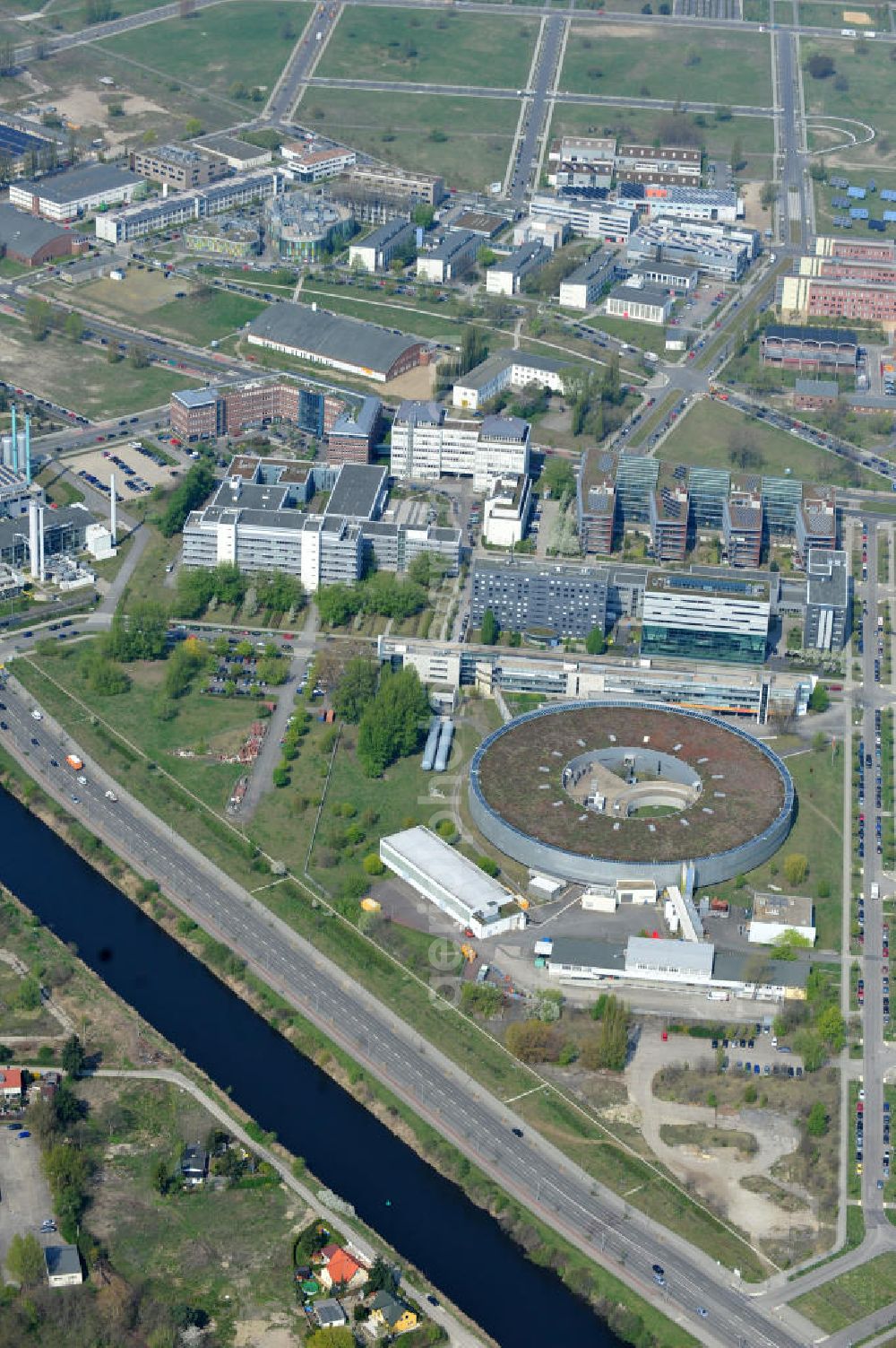 Aerial image Berlin Adlershof - Blick auf das Gelände des Elektronen- Speicherring BESSY der einzigen deutschen Synchrotronstrahlungsquelle der dritten Generation in Berlin-Adlershof. Die Berliner Elektronenspeicherring-Gesellschaft für Synchrotronstrahlung (BESSY) stellt diese Synchrotronstrahlung für die internationale Forschung und Industrie bereit. View onto the electron storage ring BESSY in Berlin - Adlershof.