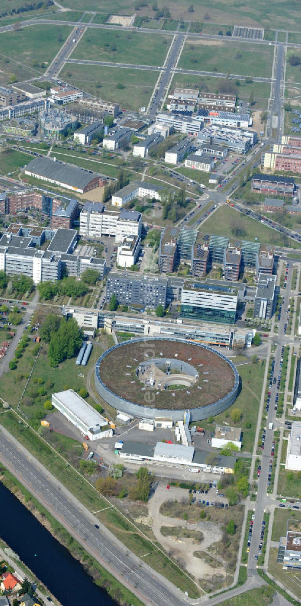 Aerial photograph Berlin Adlershof - Blick auf das Gelände des Elektronen- Speicherring BESSY der einzigen deutschen Synchrotronstrahlungsquelle der dritten Generation in Berlin-Adlershof. Die Berliner Elektronenspeicherring-Gesellschaft für Synchrotronstrahlung (BESSY) stellt diese Synchrotronstrahlung für die internationale Forschung und Industrie bereit. View onto the electron storage ring BESSY in Berlin - Adlershof.