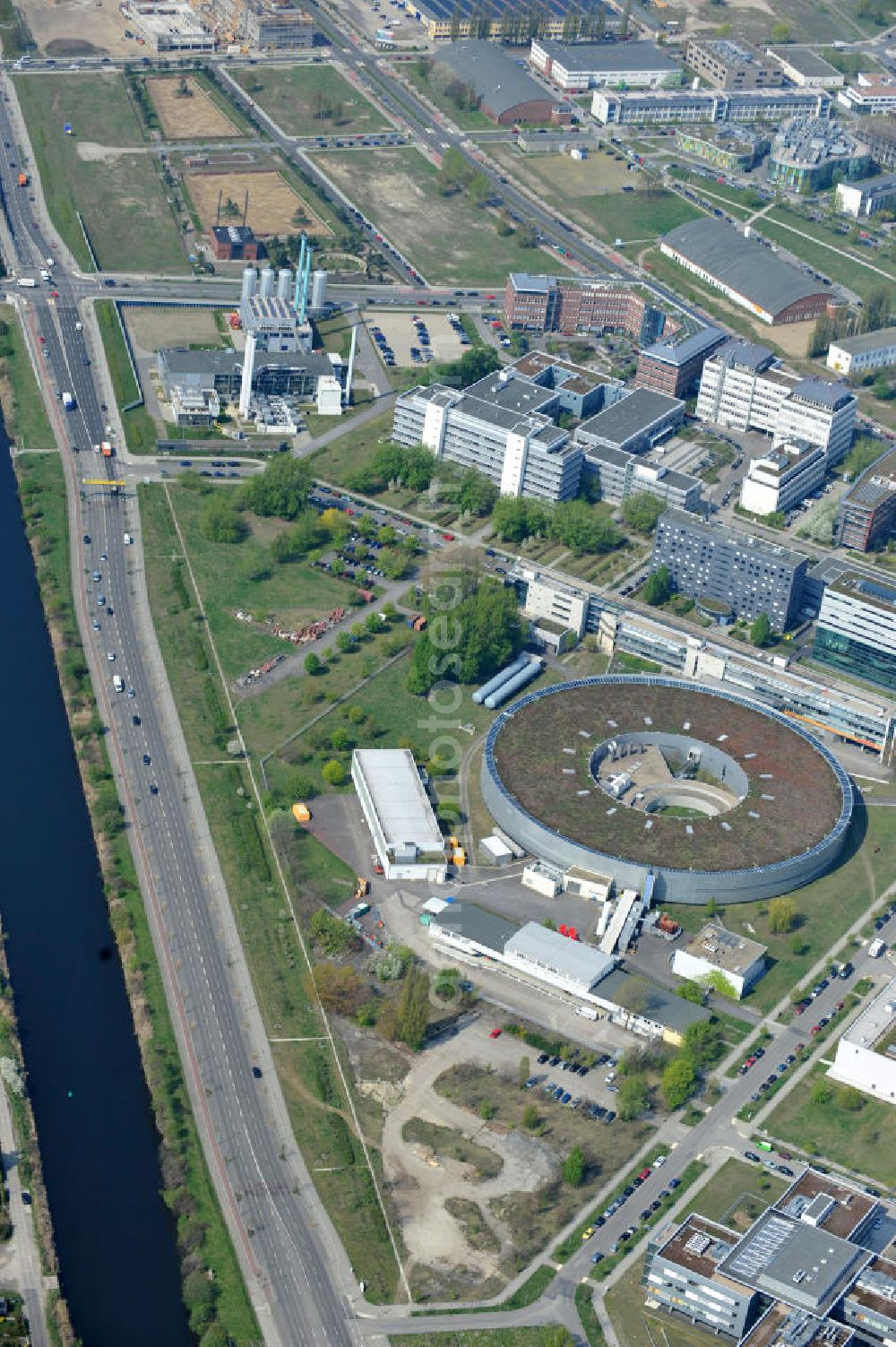 Berlin Adlershof from above - Blick auf das Gelände des Elektronen- Speicherring BESSY der einzigen deutschen Synchrotronstrahlungsquelle der dritten Generation in Berlin-Adlershof. Die Berliner Elektronenspeicherring-Gesellschaft für Synchrotronstrahlung (BESSY) stellt diese Synchrotronstrahlung für die internationale Forschung und Industrie bereit. View onto the electron storage ring BESSY in Berlin - Adlershof.