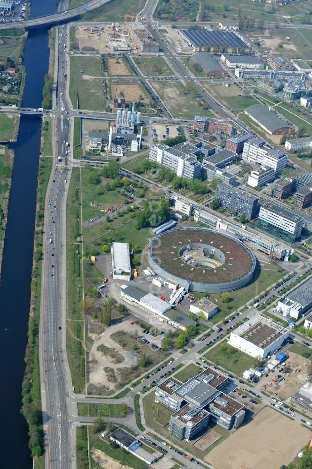 Berlin Adlershof from the bird's eye view: Blick auf das Gelände des Elektronen- Speicherring BESSY der einzigen deutschen Synchrotronstrahlungsquelle der dritten Generation in Berlin-Adlershof. Die Berliner Elektronenspeicherring-Gesellschaft für Synchrotronstrahlung (BESSY) stellt diese Synchrotronstrahlung für die internationale Forschung und Industrie bereit. View onto the electron storage ring BESSY in Berlin - Adlershof.