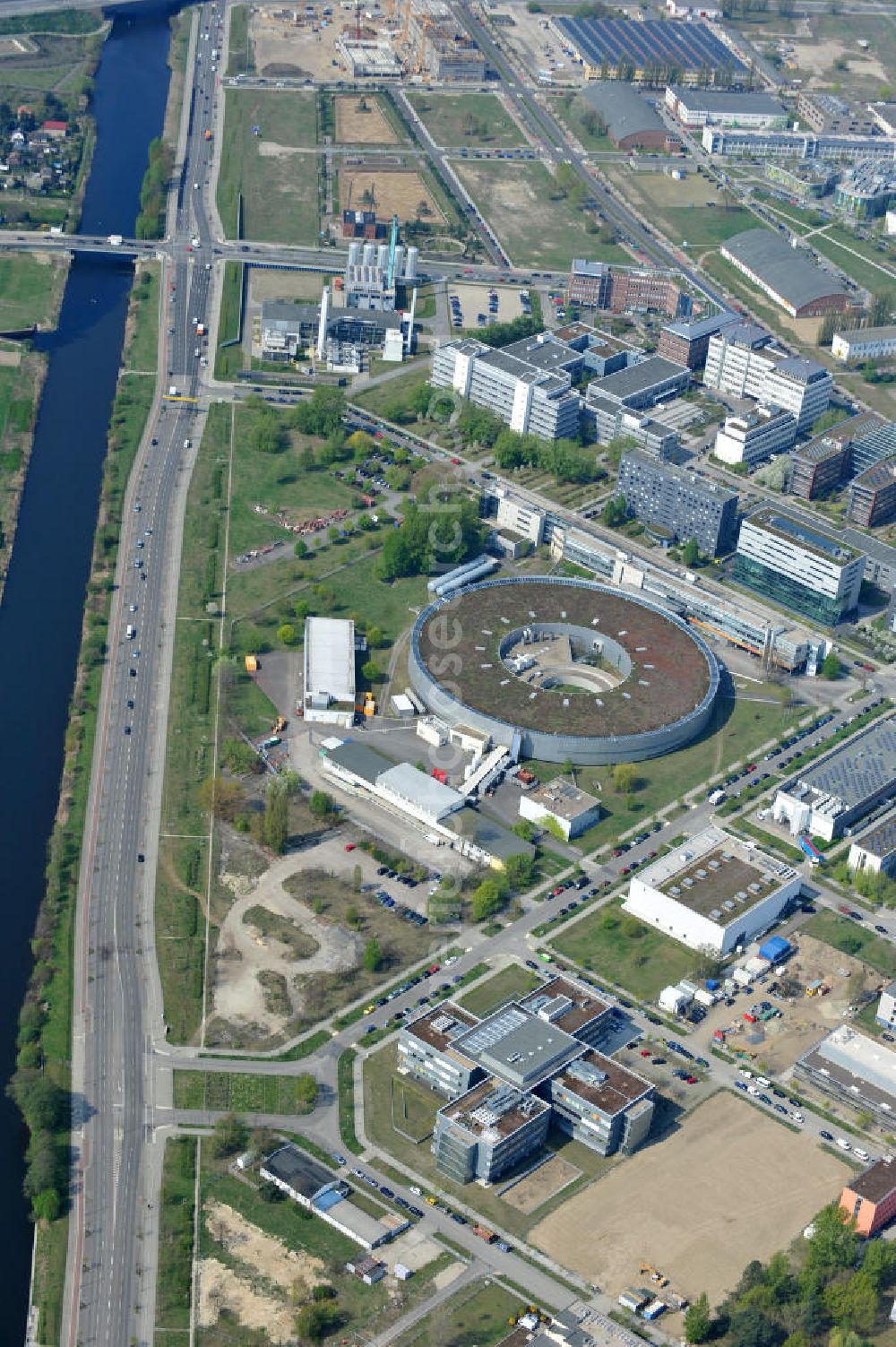 Aerial image Berlin Adlershof - Blick auf das Gelände des Elektronen- Speicherring BESSY der einzigen deutschen Synchrotronstrahlungsquelle der dritten Generation in Berlin-Adlershof. Die Berliner Elektronenspeicherring-Gesellschaft für Synchrotronstrahlung (BESSY) stellt diese Synchrotronstrahlung für die internationale Forschung und Industrie bereit. View onto the electron storage ring BESSY in Berlin - Adlershof.