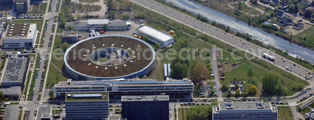 Aerial photograph Berlin Adlershof - Blick auf das Gelände des Elektronen- Speicherring BESSY der einzigen deutschen Synchrotronstrahlungsquelle der dritten Generation in Berlin-Adlershof. Die Berliner Elektronenspeicherring-Gesellschaft für Synchrotronstrahlung (BESSY) stellt diese Synchrotronstrahlung für die internationale Forschung und Industrie bereit. View onto the electron storage ring BESSY in Berlin - Adlershof.