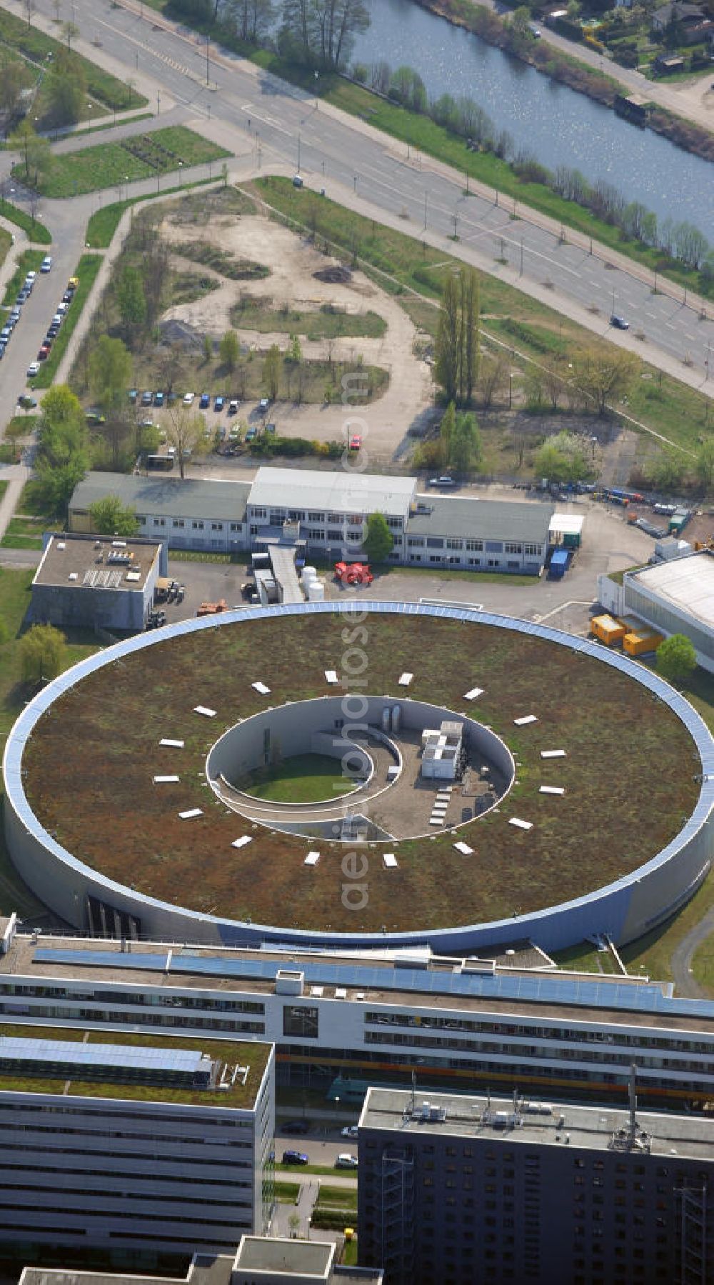 Berlin Adlershof from above - Blick auf das Gelände des Elektronen- Speicherring BESSY der einzigen deutschen Synchrotronstrahlungsquelle der dritten Generation in Berlin-Adlershof. Die Berliner Elektronenspeicherring-Gesellschaft für Synchrotronstrahlung (BESSY) stellt diese Synchrotronstrahlung für die internationale Forschung und Industrie bereit. View onto the electron storage ring BESSY in Berlin - Adlershof.