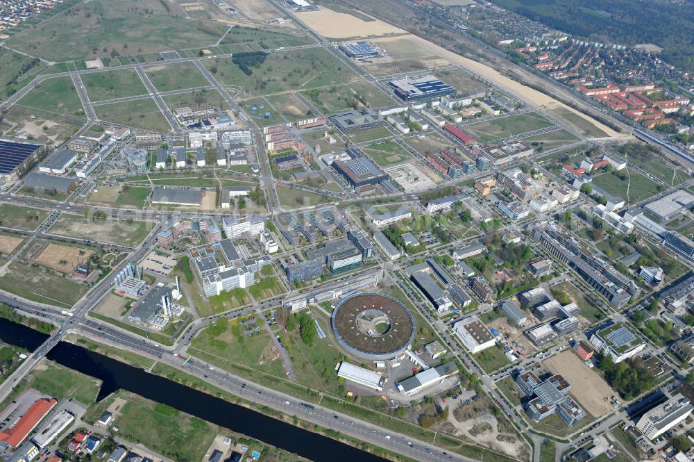 Berlin Adlershof from the bird's eye view: Blick auf das Gelände des Elektronen- Speicherring BESSY der einzigen deutschen Synchrotronstrahlungsquelle der dritten Generation in Berlin-Adlershof. Die Berliner Elektronenspeicherring-Gesellschaft für Synchrotronstrahlung (BESSY) stellt diese Synchrotronstrahlung für die internationale Forschung und Industrie bereit. View onto the electron storage ring BESSY in Berlin - Adlershof.