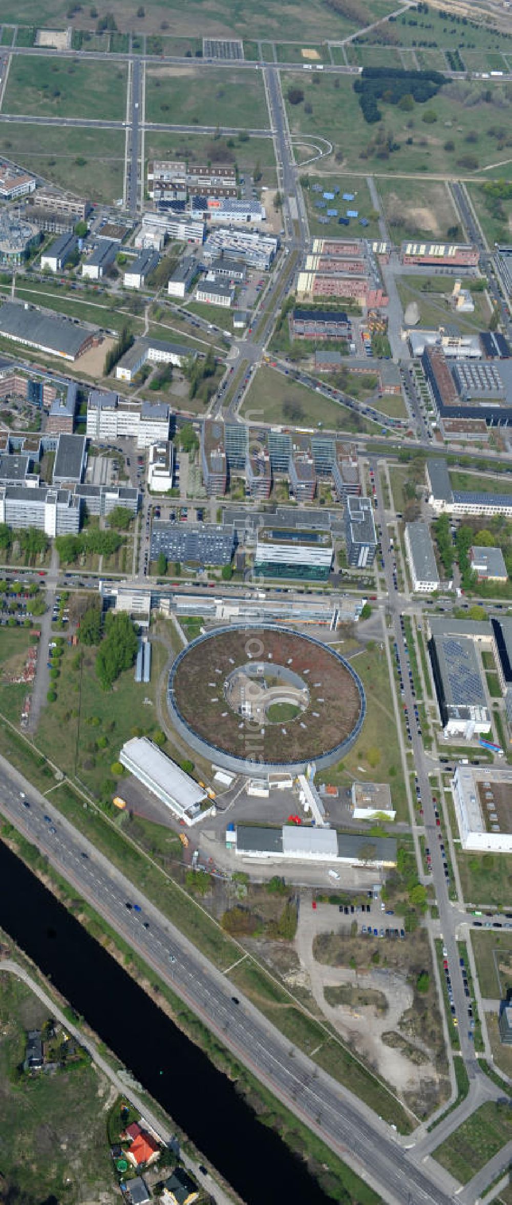 Aerial photograph Berlin Adlershof - Blick auf das Gelände des Elektronen- Speicherring BESSY der einzigen deutschen Synchrotronstrahlungsquelle der dritten Generation in Berlin-Adlershof. Die Berliner Elektronenspeicherring-Gesellschaft für Synchrotronstrahlung (BESSY) stellt diese Synchrotronstrahlung für die internationale Forschung und Industrie bereit. View onto the electron storage ring BESSY in Berlin - Adlershof.