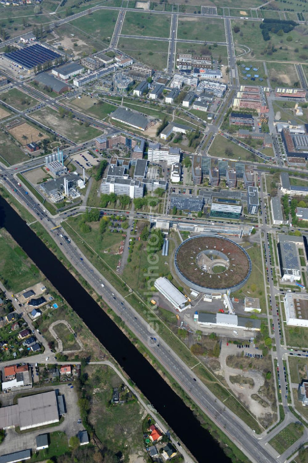 Berlin Adlershof from above - Blick auf das Gelände des Elektronen- Speicherring BESSY der einzigen deutschen Synchrotronstrahlungsquelle der dritten Generation in Berlin-Adlershof. Die Berliner Elektronenspeicherring-Gesellschaft für Synchrotronstrahlung (BESSY) stellt diese Synchrotronstrahlung für die internationale Forschung und Industrie bereit. View onto the electron storage ring BESSY in Berlin - Adlershof.