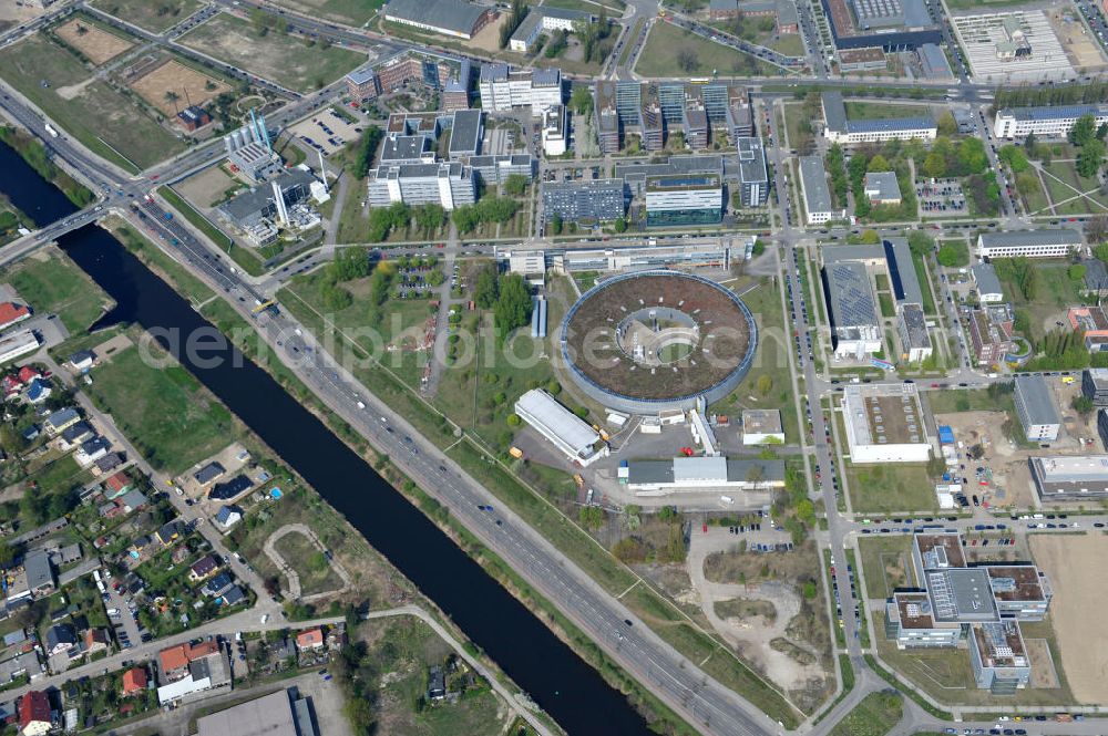 Berlin Adlershof from the bird's eye view: Blick auf das Gelände des Elektronen- Speicherring BESSY der einzigen deutschen Synchrotronstrahlungsquelle der dritten Generation in Berlin-Adlershof. Die Berliner Elektronenspeicherring-Gesellschaft für Synchrotronstrahlung (BESSY) stellt diese Synchrotronstrahlung für die internationale Forschung und Industrie bereit. View onto the electron storage ring BESSY in Berlin - Adlershof.