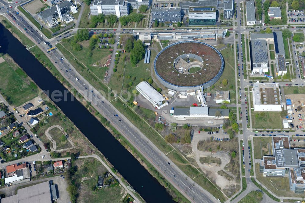 Aerial image Berlin Adlershof - Blick auf das Gelände des Elektronen- Speicherring BESSY der einzigen deutschen Synchrotronstrahlungsquelle der dritten Generation in Berlin-Adlershof. Die Berliner Elektronenspeicherring-Gesellschaft für Synchrotronstrahlung (BESSY) stellt diese Synchrotronstrahlung für die internationale Forschung und Industrie bereit. View onto the electron storage ring BESSY in Berlin - Adlershof.