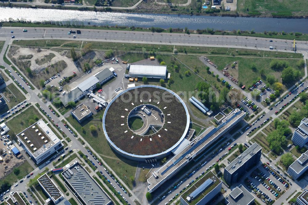 Aerial photograph Berlin Adlershof - Blick auf das Gelände des Elektronen- Speicherring BESSY der einzigen deutschen Synchrotronstrahlungsquelle der dritten Generation in Berlin-Adlershof. Die Berliner Elektronenspeicherring-Gesellschaft für Synchrotronstrahlung (BESSY) stellt diese Synchrotronstrahlung für die internationale Forschung und Industrie bereit. View onto the electron storage ring BESSY in Berlin - Adlershof.