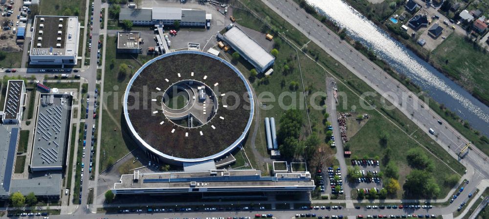 Berlin Adlershof from above - Blick auf das Gelände des Elektronen- Speicherring BESSY der einzigen deutschen Synchrotronstrahlungsquelle der dritten Generation in Berlin-Adlershof. Die Berliner Elektronenspeicherring-Gesellschaft für Synchrotronstrahlung (BESSY) stellt diese Synchrotronstrahlung für die internationale Forschung und Industrie bereit. View onto the electron storage ring BESSY in Berlin - Adlershof.