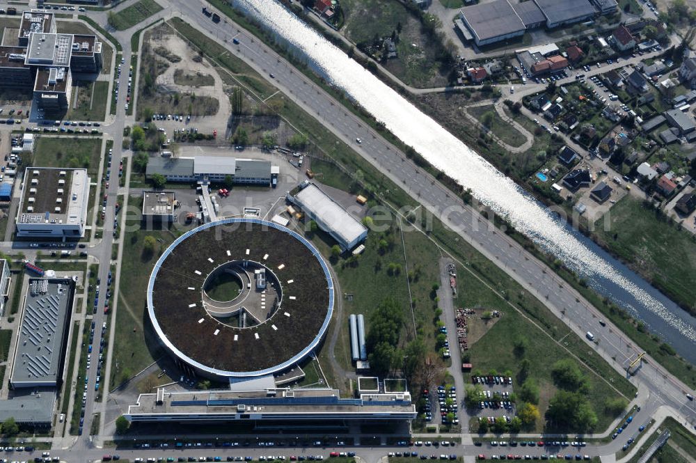 Berlin Adlershof from the bird's eye view: Blick auf das Gelände des Elektronen- Speicherring BESSY der einzigen deutschen Synchrotronstrahlungsquelle der dritten Generation in Berlin-Adlershof. Die Berliner Elektronenspeicherring-Gesellschaft für Synchrotronstrahlung (BESSY) stellt diese Synchrotronstrahlung für die internationale Forschung und Industrie bereit. View onto the electron storage ring BESSY in Berlin - Adlershof.