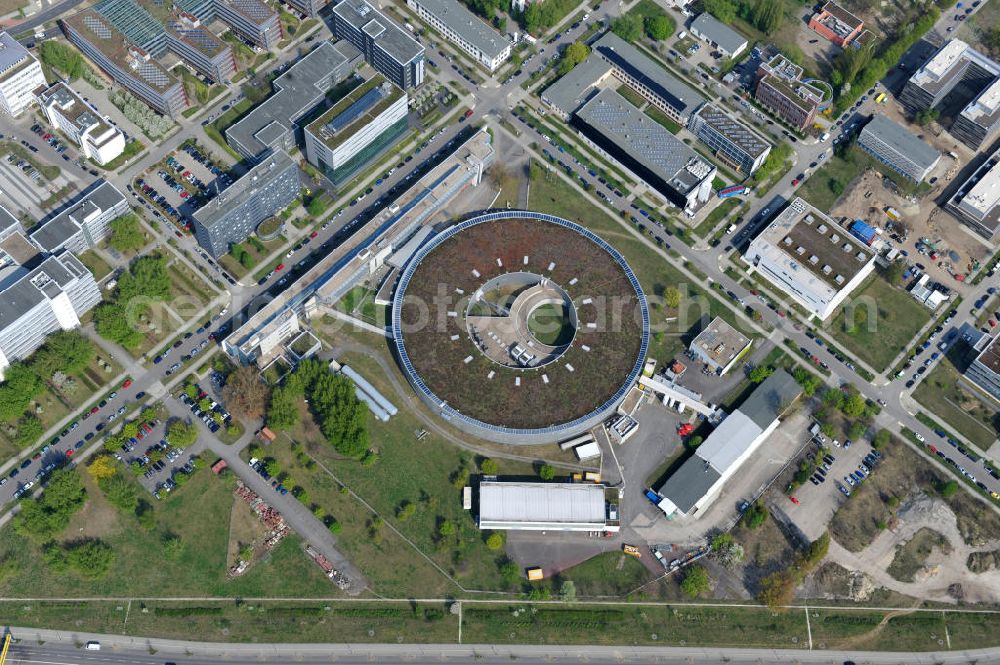 Aerial image Berlin Adlershof - Blick auf das Gelände des Elektronen- Speicherring BESSY der einzigen deutschen Synchrotronstrahlungsquelle der dritten Generation in Berlin-Adlershof. Die Berliner Elektronenspeicherring-Gesellschaft für Synchrotronstrahlung (BESSY) stellt diese Synchrotronstrahlung für die internationale Forschung und Industrie bereit. View onto the electron storage ring BESSY in Berlin - Adlershof.