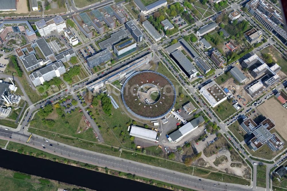 Berlin Adlershof from above - Blick auf das Gelände des Elektronen- Speicherring BESSY der einzigen deutschen Synchrotronstrahlungsquelle der dritten Generation in Berlin-Adlershof. Die Berliner Elektronenspeicherring-Gesellschaft für Synchrotronstrahlung (BESSY) stellt diese Synchrotronstrahlung für die internationale Forschung und Industrie bereit. View onto the electron storage ring BESSY in Berlin - Adlershof.