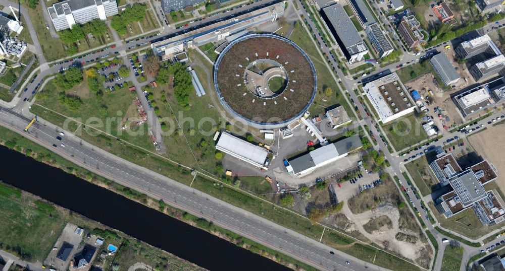 Berlin Adlershof from the bird's eye view: Blick auf das Gelände des Elektronen- Speicherring BESSY der einzigen deutschen Synchrotronstrahlungsquelle der dritten Generation in Berlin-Adlershof. Die Berliner Elektronenspeicherring-Gesellschaft für Synchrotronstrahlung (BESSY) stellt diese Synchrotronstrahlung für die internationale Forschung und Industrie bereit. View onto the electron storage ring BESSY in Berlin - Adlershof.