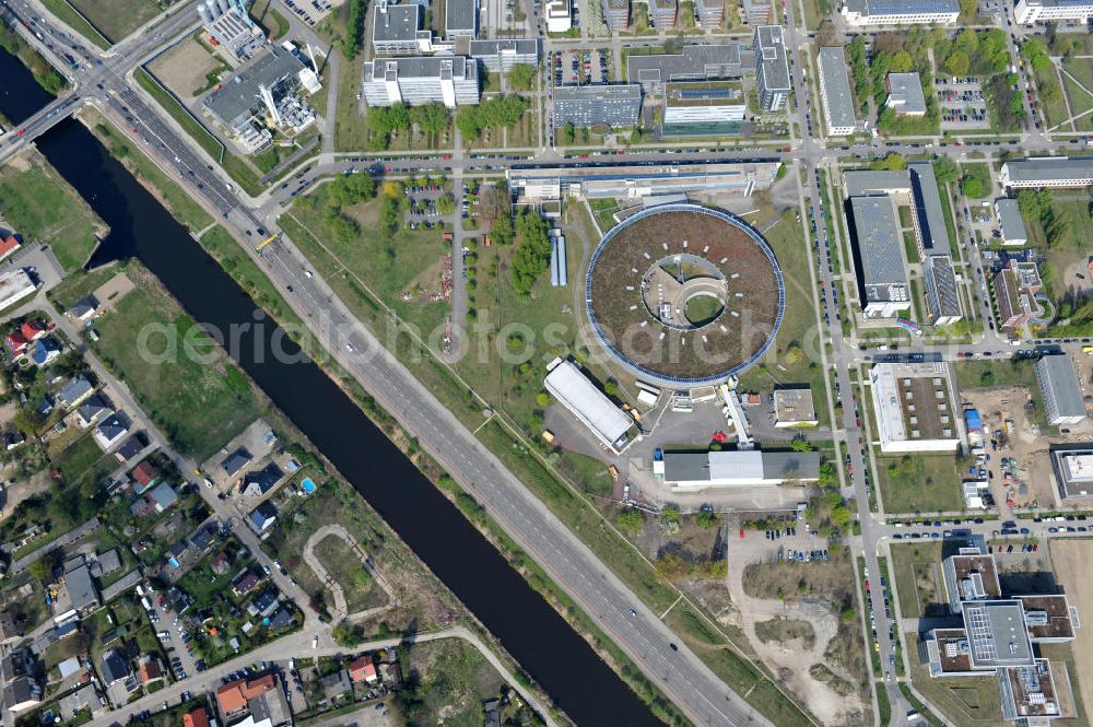 Aerial image Berlin Adlershof - Blick auf das Gelände des Elektronen- Speicherring BESSY der einzigen deutschen Synchrotronstrahlungsquelle der dritten Generation in Berlin-Adlershof. Die Berliner Elektronenspeicherring-Gesellschaft für Synchrotronstrahlung (BESSY) stellt diese Synchrotronstrahlung für die internationale Forschung und Industrie bereit. View onto the electron storage ring BESSY in Berlin - Adlershof.