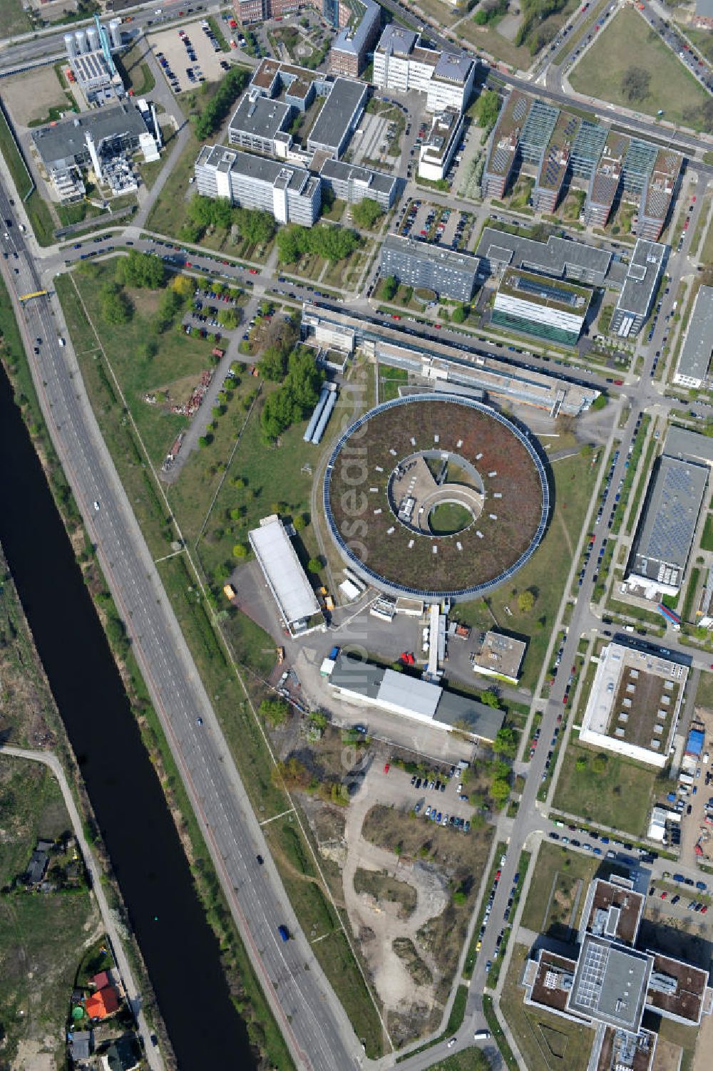 Aerial photograph Berlin Adlershof - Blick auf das Gelände des Elektronen- Speicherring BESSY der einzigen deutschen Synchrotronstrahlungsquelle der dritten Generation in Berlin-Adlershof. Die Berliner Elektronenspeicherring-Gesellschaft für Synchrotronstrahlung (BESSY) stellt diese Synchrotronstrahlung für die internationale Forschung und Industrie bereit. View onto the electron storage ring BESSY in Berlin - Adlershof.