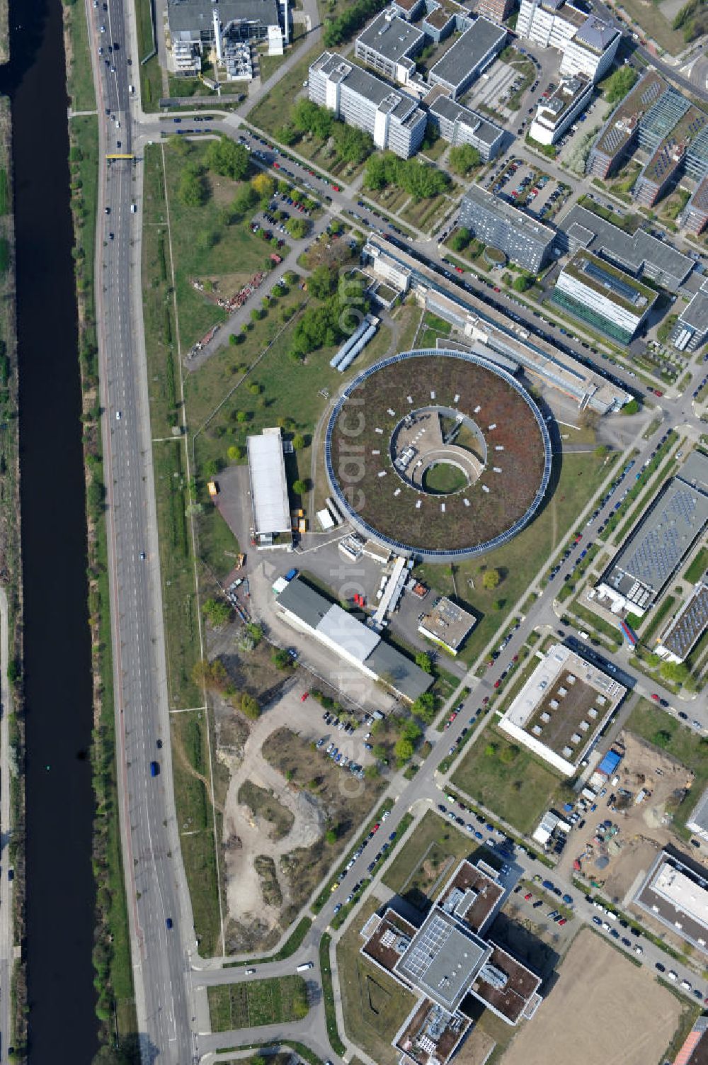 Berlin Adlershof from above - Blick auf das Gelände des Elektronen- Speicherring BESSY der einzigen deutschen Synchrotronstrahlungsquelle der dritten Generation in Berlin-Adlershof. Die Berliner Elektronenspeicherring-Gesellschaft für Synchrotronstrahlung (BESSY) stellt diese Synchrotronstrahlung für die internationale Forschung und Industrie bereit. View onto the electron storage ring BESSY in Berlin - Adlershof.