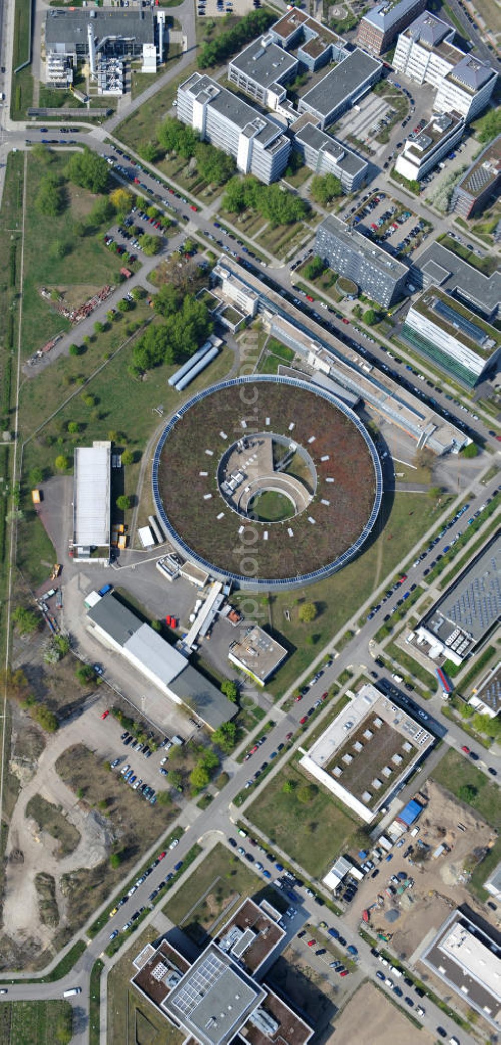 Berlin Adlershof from the bird's eye view: Blick auf das Gelände des Elektronen- Speicherring BESSY der einzigen deutschen Synchrotronstrahlungsquelle der dritten Generation in Berlin-Adlershof. Die Berliner Elektronenspeicherring-Gesellschaft für Synchrotronstrahlung (BESSY) stellt diese Synchrotronstrahlung für die internationale Forschung und Industrie bereit. View onto the electron storage ring BESSY in Berlin - Adlershof.