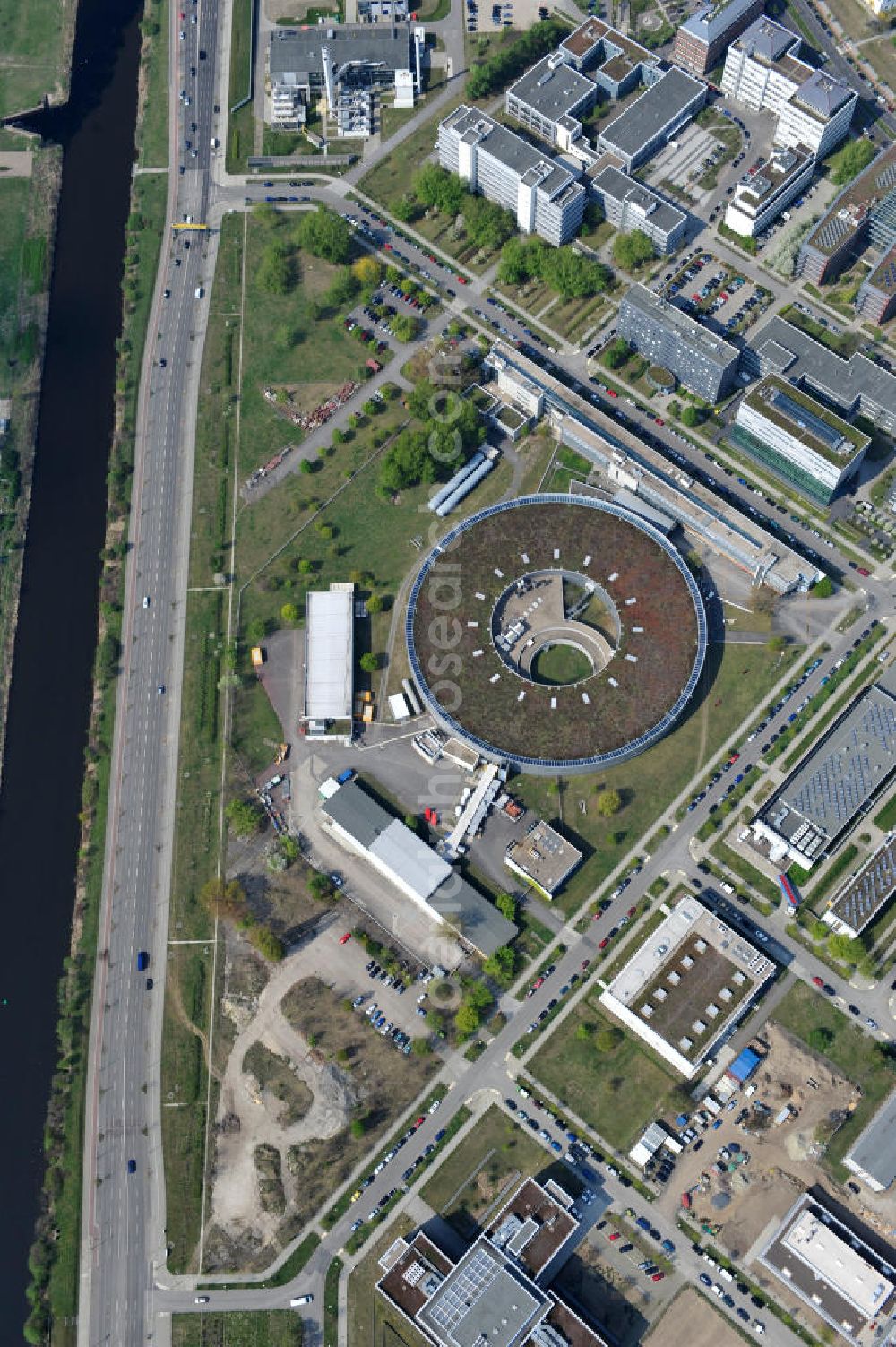 Aerial image Berlin Adlershof - Blick auf das Gelände des Elektronen- Speicherring BESSY der einzigen deutschen Synchrotronstrahlungsquelle der dritten Generation in Berlin-Adlershof. Die Berliner Elektronenspeicherring-Gesellschaft für Synchrotronstrahlung (BESSY) stellt diese Synchrotronstrahlung für die internationale Forschung und Industrie bereit. View onto the electron storage ring BESSY in Berlin - Adlershof.