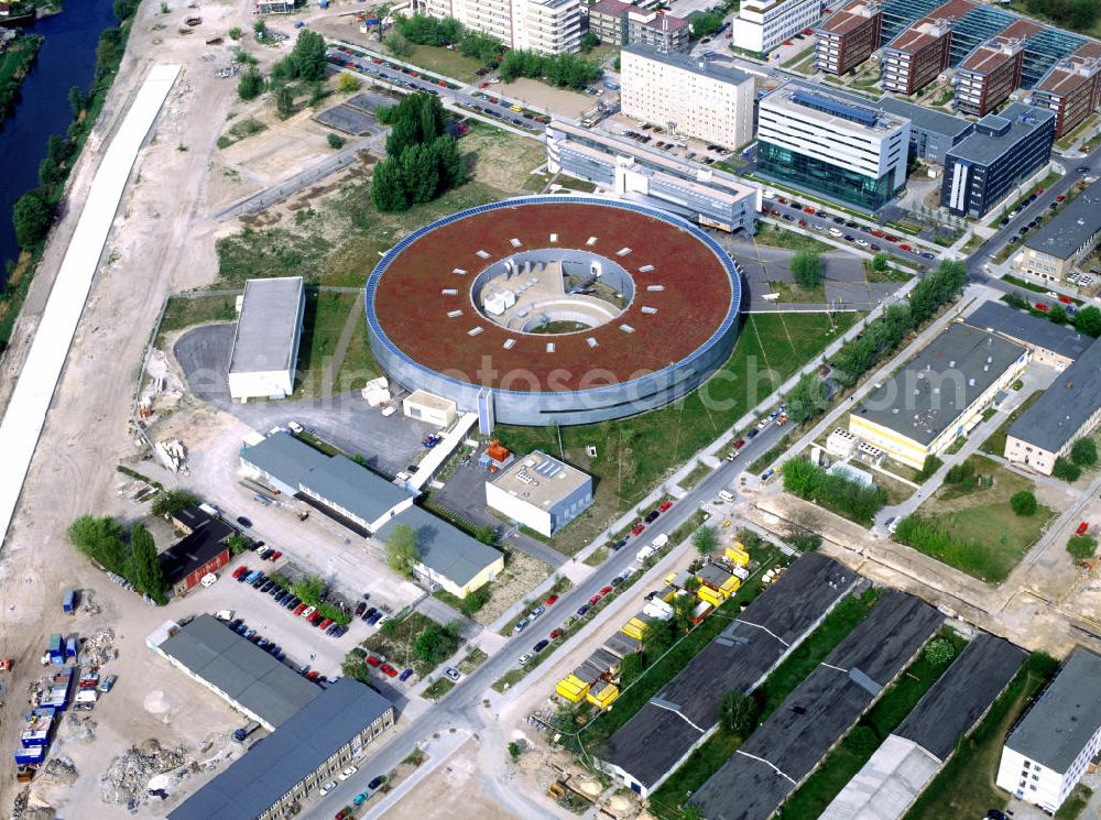 Berlin Adlershof from above - Das Gelände des Elektronen- Speicherring BESSY der einzigen deutschen Synchrotronstrahlungsquelle der dritten Generation in Berlin-Adlershof. Die Berliner Elektronenspeicherring-Gesellschaft für Synchrotronstrahlung (BESSY) stellt diese Synchrotronstrahlung für die internationale Forschung und Industrie bereit. View onto the electron storage ring BESSY in Berlin - Adlershof.