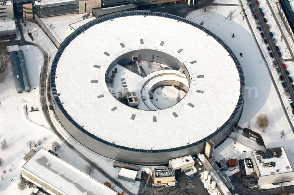 Aerial photograph Berlin - Winterlich mit Schnee bedeckten Gelände des Elektronen- Speicherring BESSY der einzigen deutschen Synchrotronstrahlungsquelle der dritten Generation in Berlin-Köpenick. Die Berliner Elektronenspeicherring-Gesellschaft für Synchrotronstrahlung (BESSY) stellt diese Synchrotronstrahlung für die internationale Forschung und Industrie bereit. View onto the winterly snowcapped of the electron storage ring BESSY in Berlin - Adlershof.