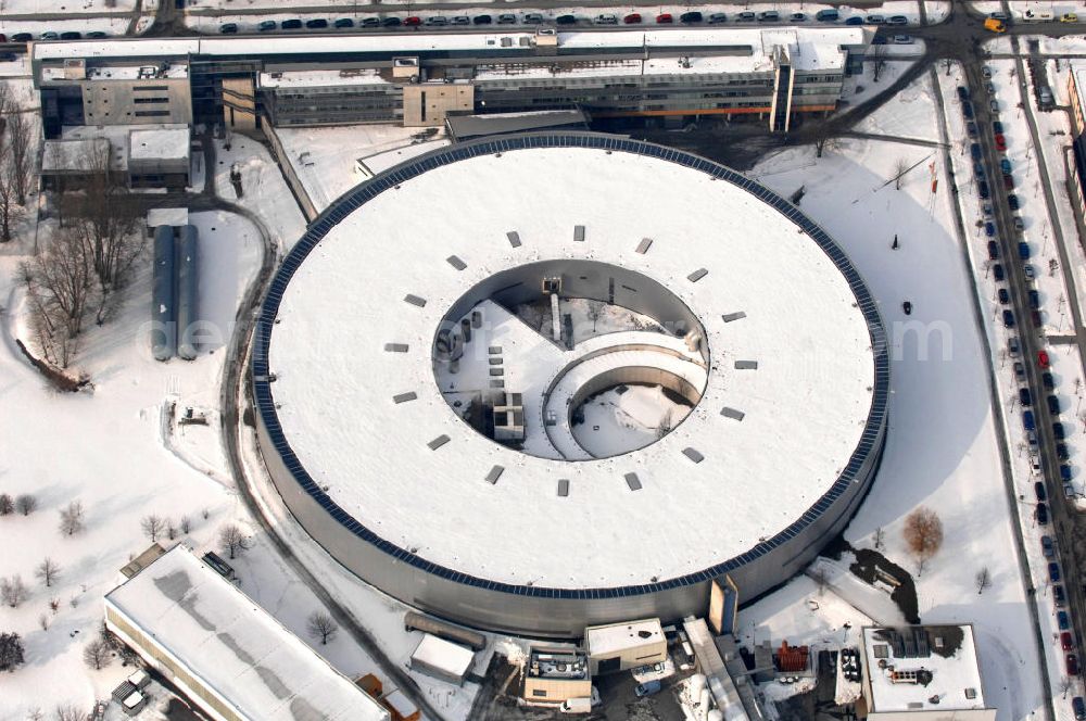 Berlin from the bird's eye view: Winterlich mit Schnee bedeckten Gelände des Elektronen- Speicherring BESSY der einzigen deutschen Synchrotronstrahlungsquelle der dritten Generation in Berlin-Köpenick. Die Berliner Elektronenspeicherring-Gesellschaft für Synchrotronstrahlung (BESSY) stellt diese Synchrotronstrahlung für die internationale Forschung und Industrie bereit. View onto the winterly snowcapped of the electron storage ring BESSY in Berlin - Adlershof.