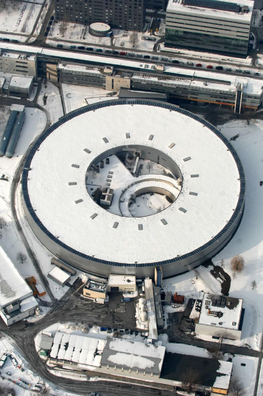 Aerial image Berlin - Winterlich mit Schnee bedeckten Gelände des Elektronen- Speicherring BESSY der einzigen deutschen Synchrotronstrahlungsquelle der dritten Generation in Berlin-Köpenick. Die Berliner Elektronenspeicherring-Gesellschaft für Synchrotronstrahlung (BESSY) stellt diese Synchrotronstrahlung für die internationale Forschung und Industrie bereit. View onto the winterly snowcapped of the electron storage ring BESSY in Berlin - Adlershof.