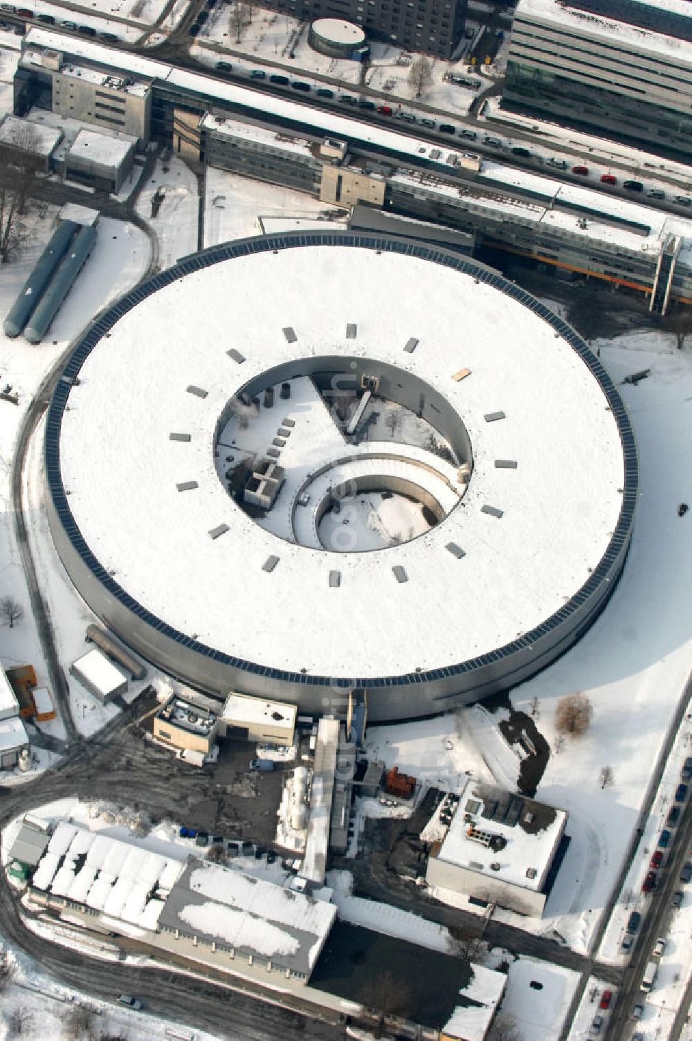 Aerial photograph Berlin - Winterlich mit Schnee bedeckten Gelände des Elektronen- Speicherring BESSY der einzigen deutschen Synchrotronstrahlungsquelle der dritten Generation in Berlin-Köpenick. Die Berliner Elektronenspeicherring-Gesellschaft für Synchrotronstrahlung (BESSY) stellt diese Synchrotronstrahlung für die internationale Forschung und Industrie bereit. View onto the winterly snowcapped of the electron storage ring BESSY in Berlin - Adlershof.