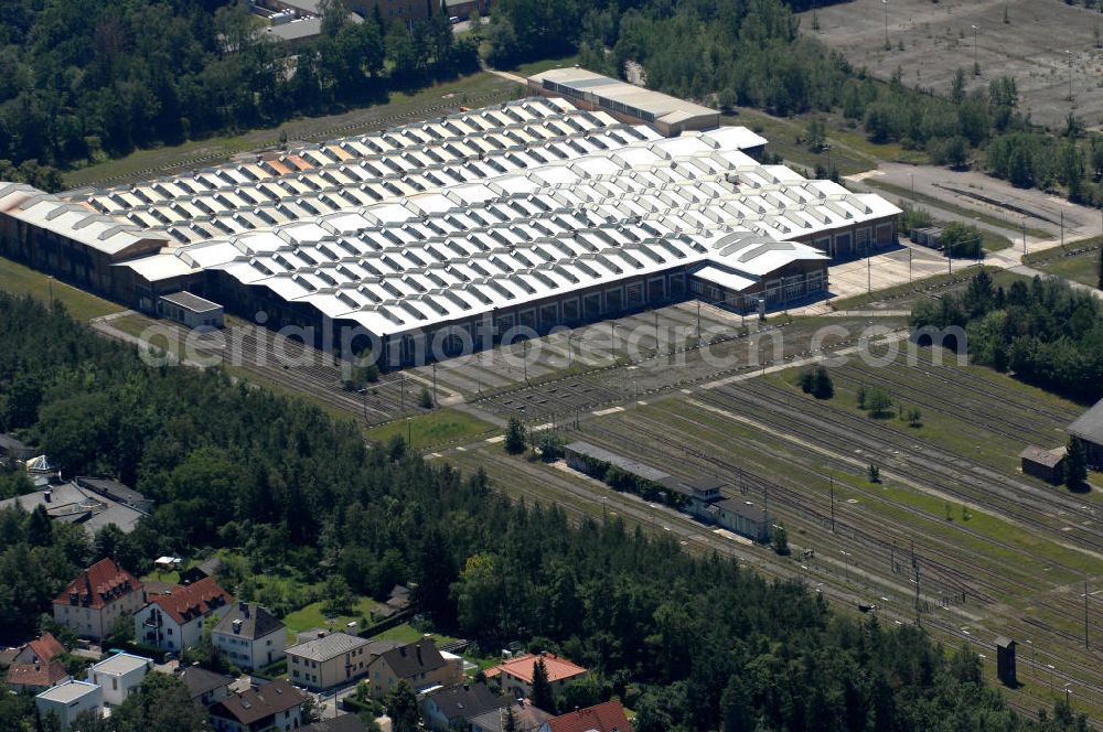 Aerial photograph München - Die Elektronikzentralwerkstatt München garantiert mit moderner Technik und qualifizierten Mitarbeitern eine hohe Instandsetzungsqualität von Komponenten. Als Dienstleistung werden die Softwarestände der reparierten Baugruppen überwacht und Komponenten mit Problemen bei der Ersatzteilbeschaff und einem Redesign unterzogen. Adresse: DB Fahrzeuginstandhaltung GmbH, Elektronikzentralwerkstatt München, Papinstraße 53, 81249 München Tel.; +49 89 1308-2000