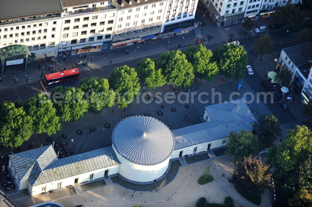 Aachen from above - Der Elisenbrunnen, benannt nach der Kronprinzessin Elisabeth Ludovika von Bayern, am Friedrich-Wilhelm-Platz in Aachen. Das Bauwerk wurde um die Kaiserquelle erbaut. Architekten waren Johann Peter Cremer und Karl Friedrich Schinkel. The Elisenbrunnen at the street Friedrich-Wilhelm-Platz in Aachen.