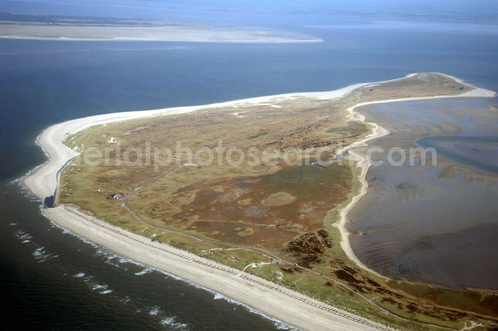 Insel Sylt from above - Der Ellenbogen, der als 330 bis 1200 Meter schmale und langgestreckte Halbinsel in die Nordsee ragt, befindet sich nördlich von List, der nördlichsten Ortschaft in Deutschland. Über eine Privatstraße, die als Sackgasse am 27,9 m hohen Ellenbogenberg beginnt, kann man gegen Zahlung einer Maut für motorisierte Fahrzeugen und Radfahrer bis zum Parkplatz östlich des Leuchtturms List Ost auf dem Ostellenbogen vordringen, um von dort die Ellenbogenspitze („Alembögspünt“) zu erreichen.