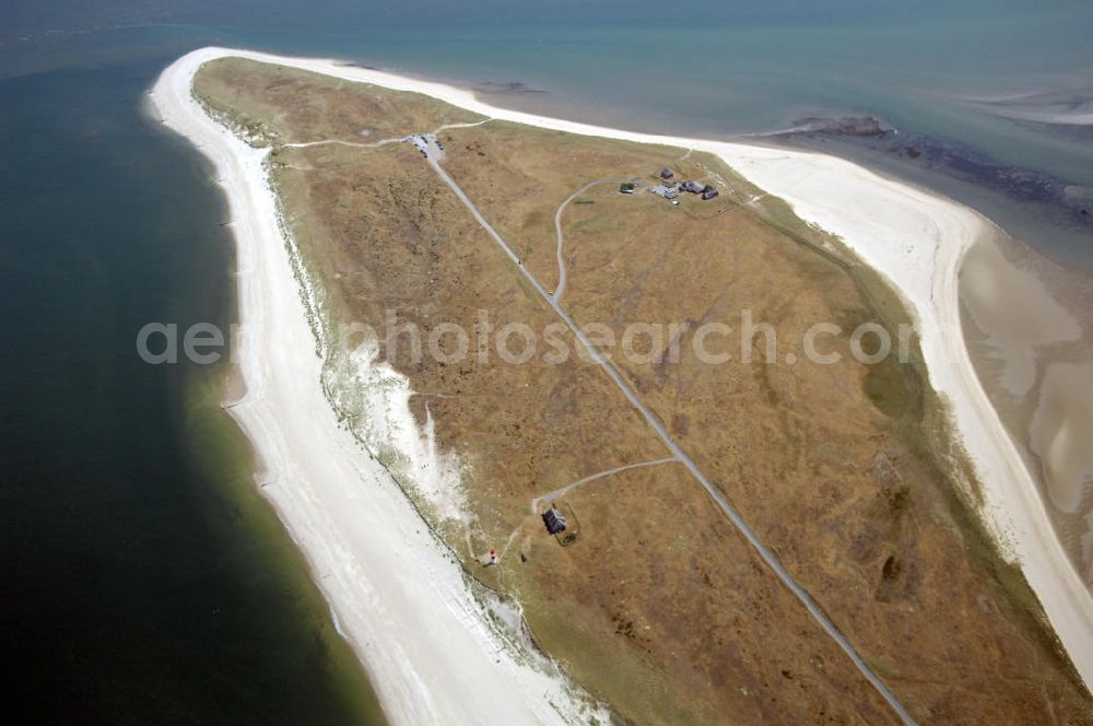 Aerial image Insel Sylt - Der Ellenbogen, der als 330 bis 1200 Meter schmale und langgestreckte Halbinsel in die Nordsee ragt, befindet sich nördlich von List, der nördlichsten Ortschaft in Deutschland. Über eine Privatstraße, die als Sackgasse am 27,9 m hohen Ellenbogenberg beginnt, kann man gegen Zahlung einer Maut für motorisierte Fahrzeugen und Radfahrer bis zum Parkplatz östlich des Leuchtturms List Ost auf dem Ostellenbogen vordringen, um von dort die Ellenbogenspitze („Alembögspünt“) zu erreichen.