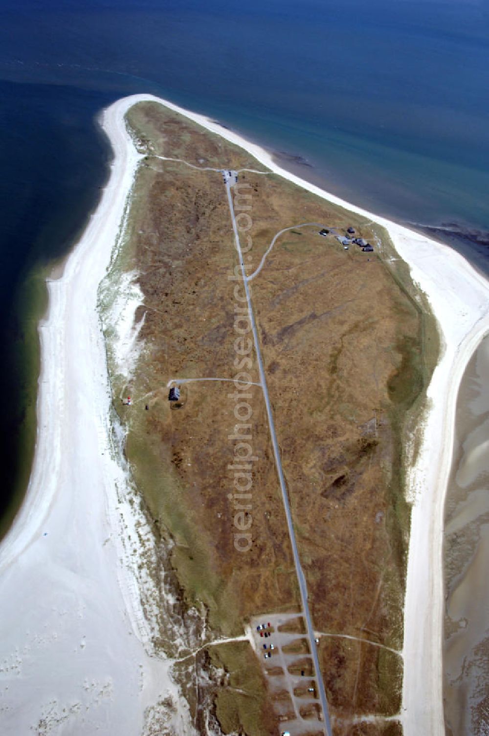 Insel Sylt from above - Der Ellenbogen, der als 330 bis 1200 Meter schmale und langgestreckte Halbinsel in die Nordsee ragt, befindet sich nördlich von List, der nördlichsten Ortschaft in Deutschland. Über eine Privatstraße, die als Sackgasse am 27,9 m hohen Ellenbogenberg beginnt, kann man gegen Zahlung einer Maut für motorisierte Fahrzeugen und Radfahrer bis zum Parkplatz östlich des Leuchtturms List Ost auf dem Ostellenbogen vordringen, um von dort die Ellenbogenspitze („Alembögspünt“) zu erreichen.