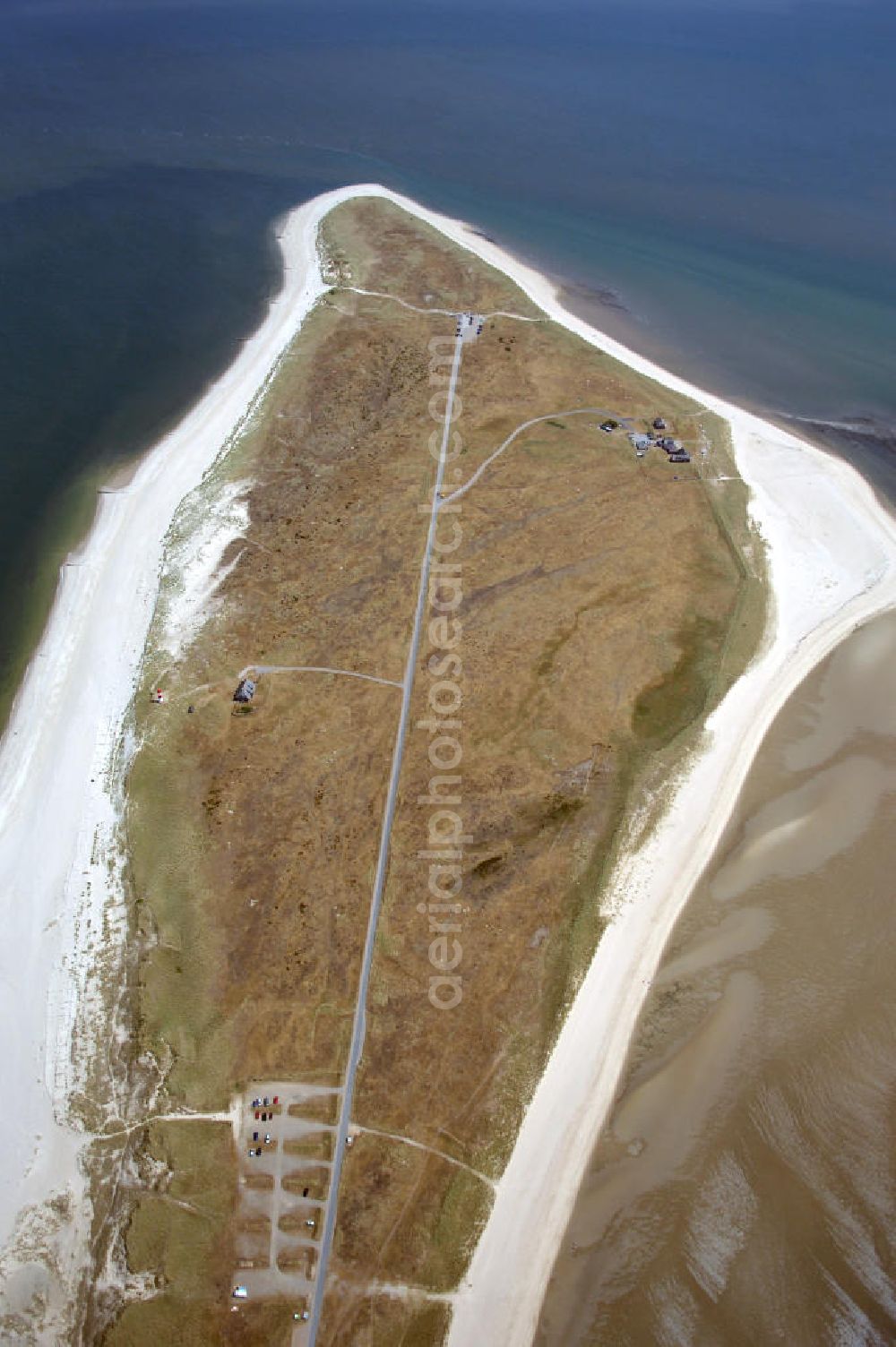 Insel Sylt from the bird's eye view: Der Ellenbogen, der als 330 bis 1200 Meter schmale und langgestreckte Halbinsel in die Nordsee ragt, befindet sich nördlich von List, der nördlichsten Ortschaft in Deutschland. Über eine Privatstraße, die als Sackgasse am 27,9 m hohen Ellenbogenberg beginnt, kann man gegen Zahlung einer Maut für motorisierte Fahrzeugen und Radfahrer bis zum Parkplatz östlich des Leuchtturms List Ost auf dem Ostellenbogen vordringen, um von dort die Ellenbogenspitze („Alembögspünt“) zu erreichen.