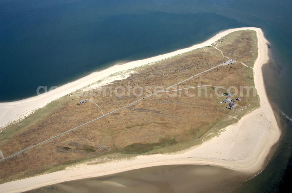 Aerial image Insel Sylt - Der Ellenbogen, der als 330 bis 1200 Meter schmale und langgestreckte Halbinsel in die Nordsee ragt, befindet sich nördlich von List, der nördlichsten Ortschaft in Deutschland. Über eine Privatstraße, die als Sackgasse am 27,9 m hohen Ellenbogenberg beginnt, kann man gegen Zahlung einer Maut für motorisierte Fahrzeugen und Radfahrer bis zum Parkplatz östlich des Leuchtturms List Ost auf dem Ostellenbogen vordringen, um von dort die Ellenbogenspitze („Alembögspünt“) zu erreichen.