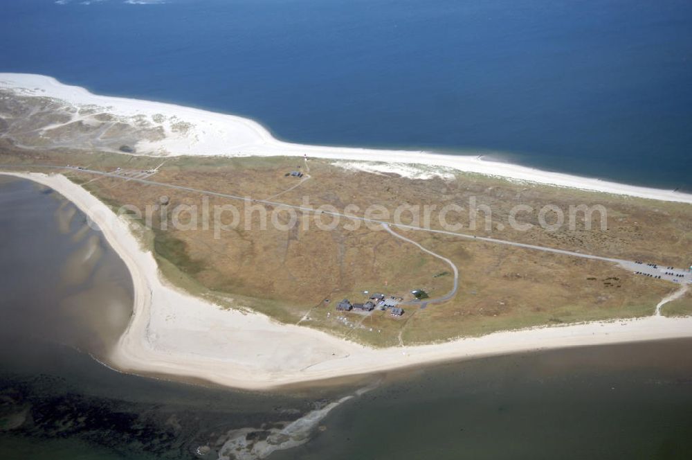 Aerial photograph Insel Sylt - Der Ellenbogen, der als 330 bis 1200 Meter schmale und langgestreckte Halbinsel in die Nordsee ragt, befindet sich nördlich von List, der nördlichsten Ortschaft in Deutschland. Über eine Privatstraße, die als Sackgasse am 27,9 m hohen Ellenbogenberg beginnt, kann man gegen Zahlung einer Maut für motorisierte Fahrzeugen und Radfahrer bis zum Parkplatz östlich des Leuchtturms List Ost auf dem Ostellenbogen vordringen, um von dort die Ellenbogenspitze („Alembögspünt“) zu erreichen.